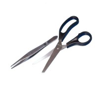 Steriles Instrumentenset mit einer Schere, einer Pinzette Steriles Instrumentenset mit einer Schere, einer Pinzette